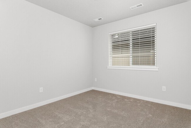 Building Photo - Beautiful 4bd/2ba Single Level Home w/RARE 4-CAR GARAGE