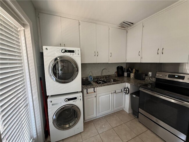 Building Photo - 2159 10th Ave