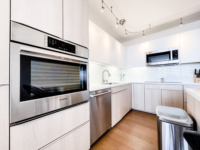 Building Photo - Furnished Symphony Condo with Direct Ocean Views and Two Parking