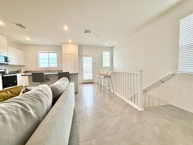 Building Photo - Beautiful 3bd/3bath home