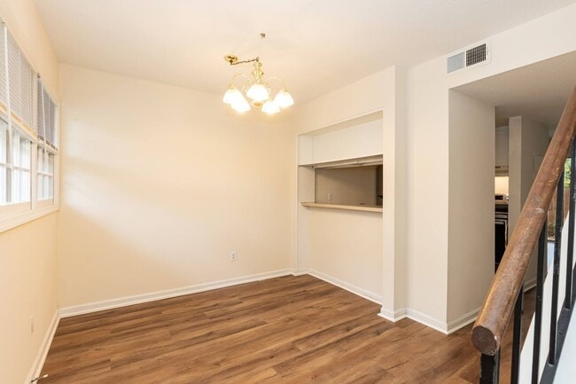 Building Photo - 718 Shawnee Dr