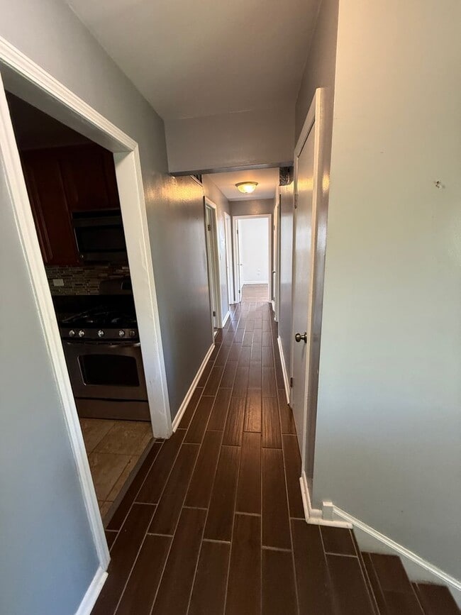 Building Photo - Miller Luxury Living! Plenty of space to enjoy & entertain! June Move in Special!