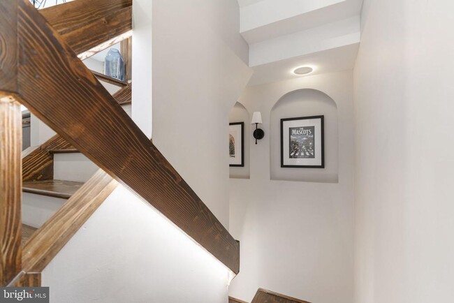 Building Photo - 526 E Thompson St