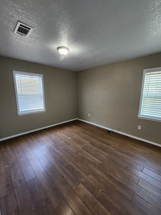 Building Photo - 3 bed 1 bath home with large backyard!