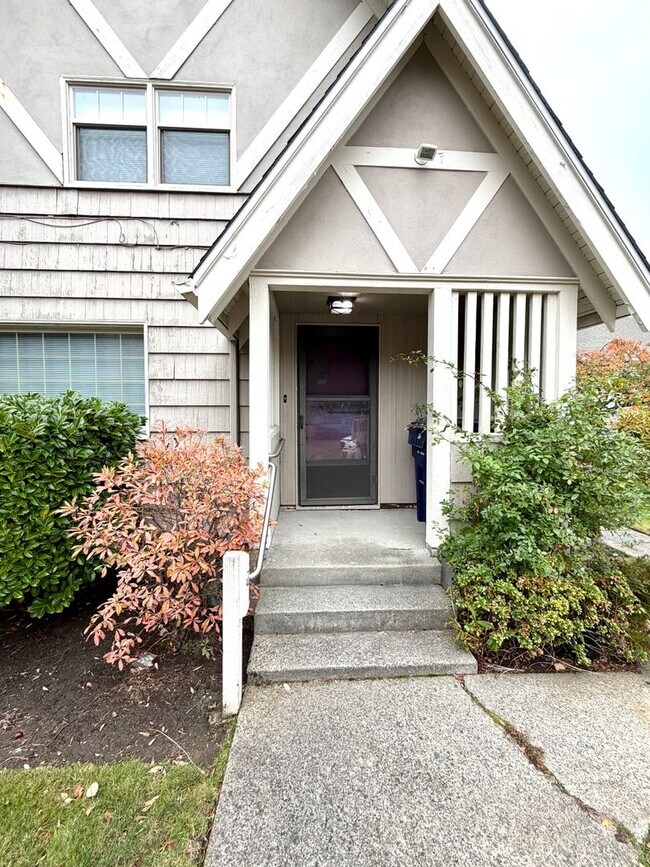 Building Photo - Desired Neighborhood! 3bd 1ba w/new flooring