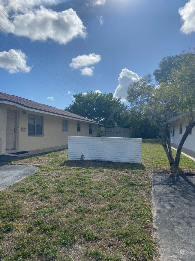 Building Photo - 2 BEDROOM, 1 BATH APARTMENT HOME - PINELLAS PARK