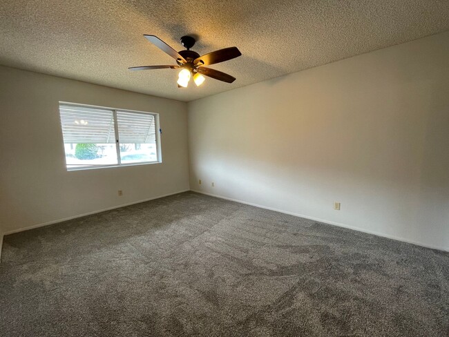 Building Photo - Two Bedroom Two Bathroom Home in Hemet!