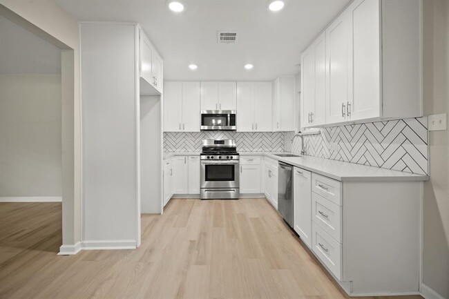 Building Photo - 2122 Stadium Dr