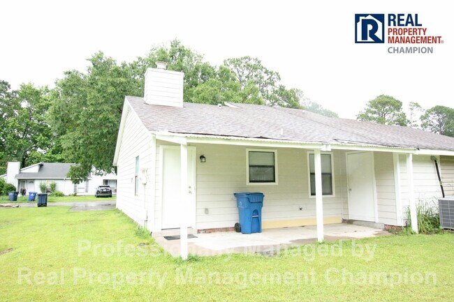 Building Photo - Adorable 2 BD/1 BA Duplex with Covered Back Patio