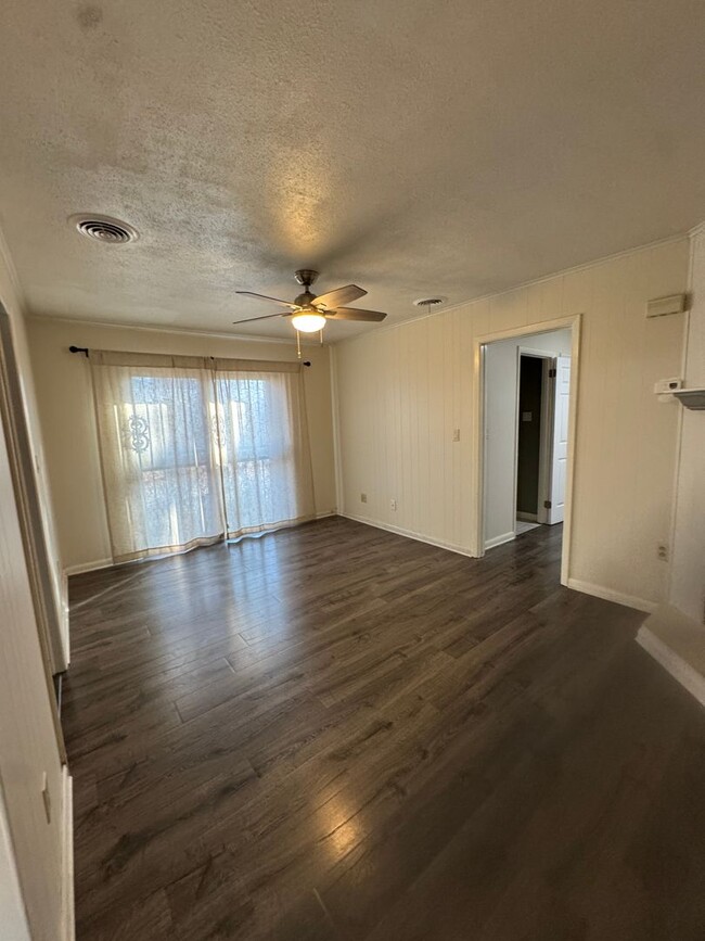 Building Photo - Large 2 bedroom / 2 bath Available Now