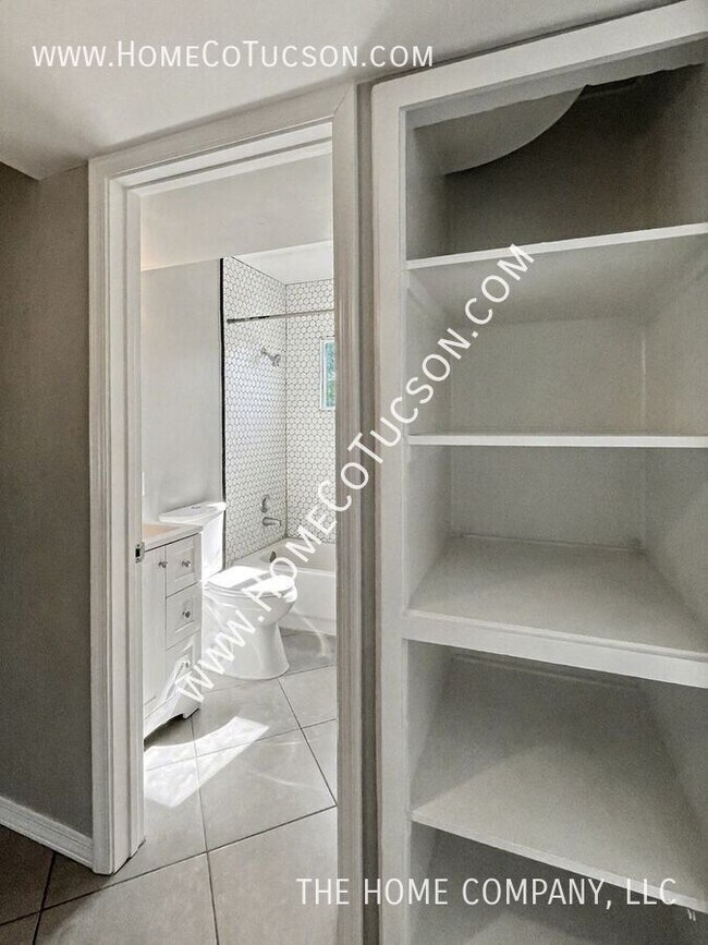 Building Photo - 2404 E Cameron Vista