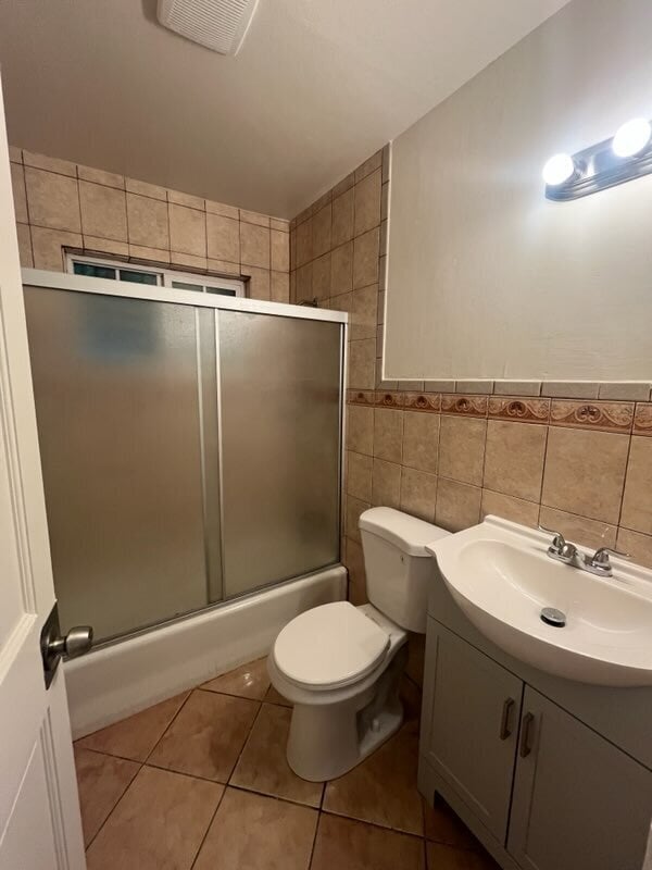 Building Photo - 5 Bedroom 2 bath home Available now