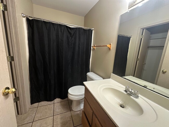 Building Photo - Welcome to this charming 3-bedroom, 2-bathroom home located in the heart of Russellville, AR.