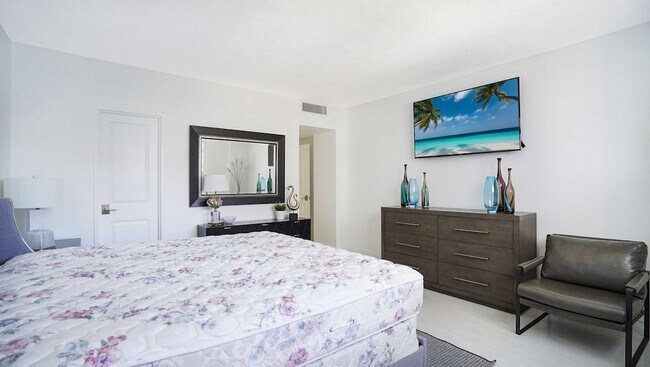 Building Photo - 4250 Galt Ocean Dr