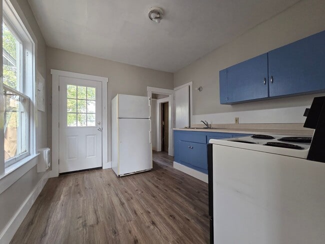 Building Photo - 1618 W Spofford Ave