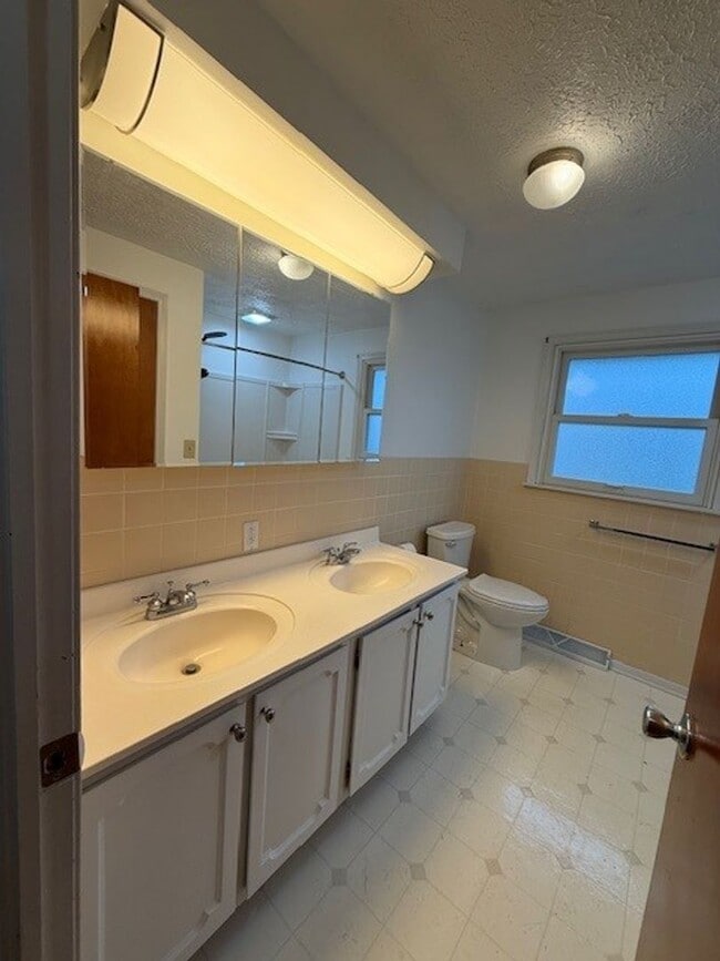 Building Photo - 3 Bedroom Jackson township Duplex