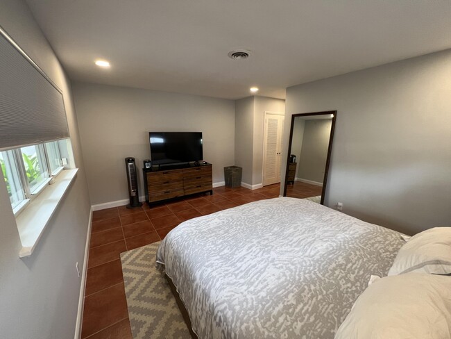 Building Photo - 1653 Poinsettia Dr