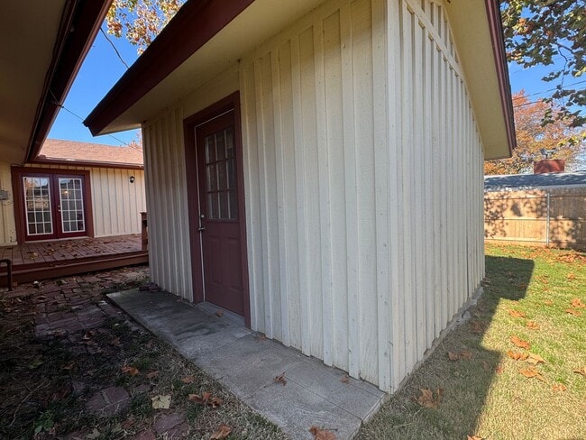 Building Photo - Spacious 3 Bed/3 Bath Midtown Home with Oversized Garage, Large Deck, and Storage Shed