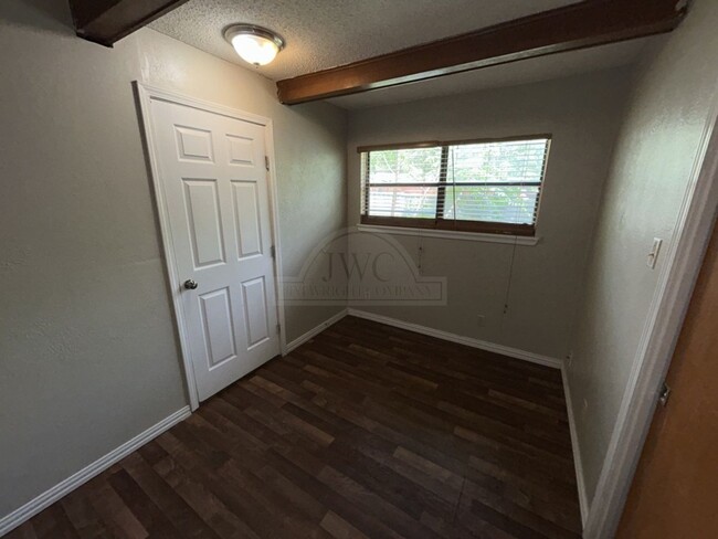 Building Photo - 601 Sutton Dr