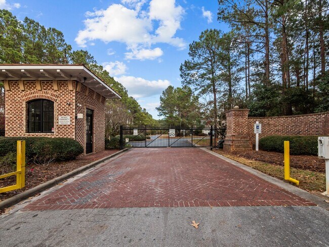 Building Photo - Luxury Home in gated Hampstead Community