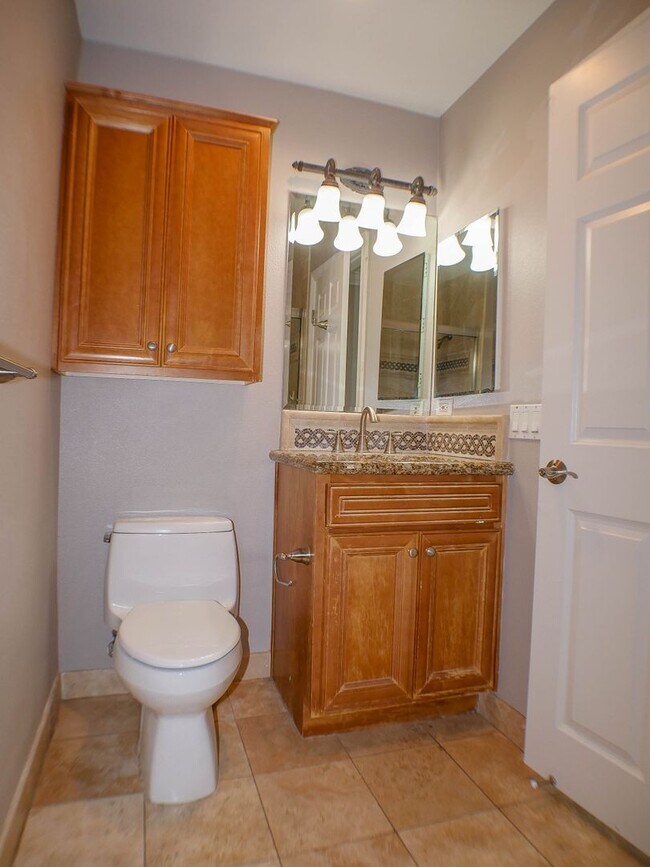 Building Photo - 2BD/2BA Dual Master Condo of secured building in highly sought after Boutique Bella Capri building.