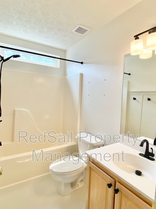 Building Photo - 200 Halles Run
