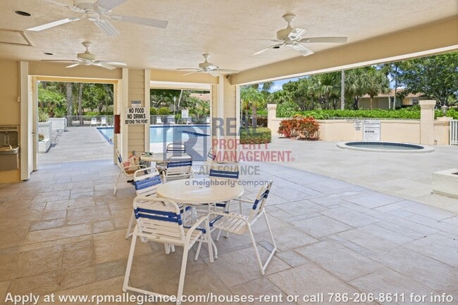Building Photo - Stylish 2-Bedroom Townhome in Gated Boynto...
