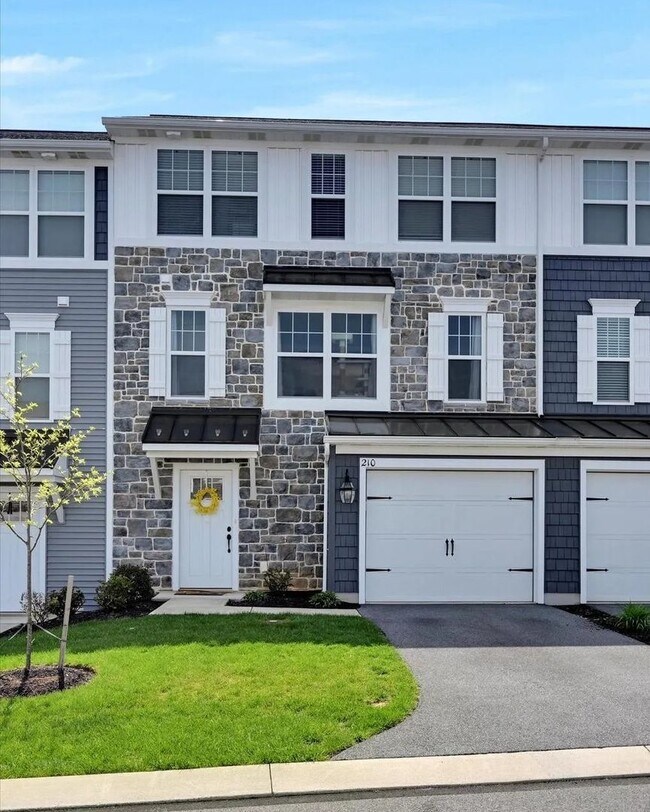 Building Photo - Spacious Modern 3 Bedroom Townhome in Annv...