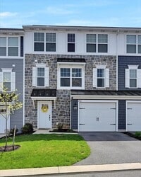Building Photo - Spacious Modern 3 Bedroom Townhome in Annv...