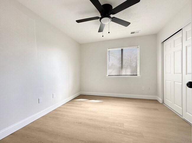 Building Photo - Castle Schools*********Affordable**********Newburgh Indiana 2 Bedroom