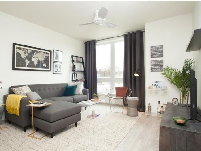 Building Photo - Modern/Spacious 2 BR!