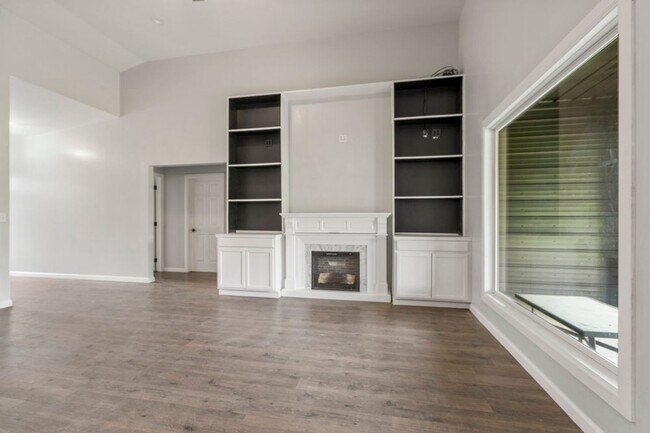 Building Photo - Modern Comfort on 1 Acre in Coweta – Available Now!