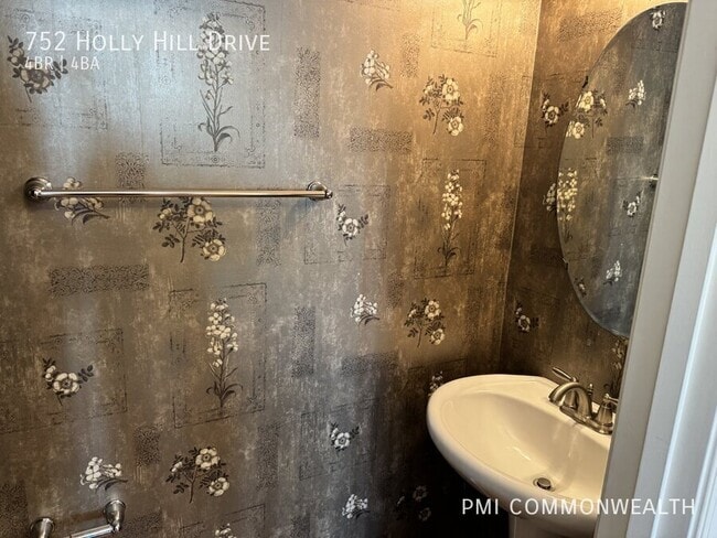 Building Photo - 752 Holly Hill Dr