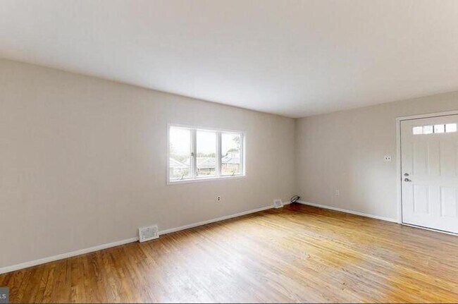 Building Photo - Recently Updated 4BR/2BA Twin with Central Air & Fenced Backyard