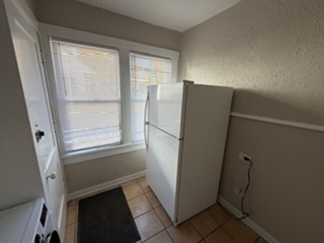 Building Photo - 2065 Summit St