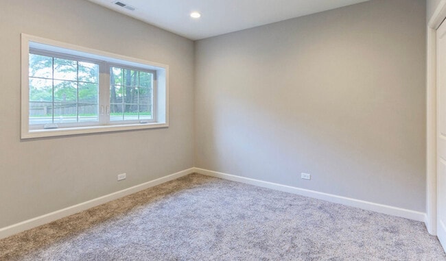 Building Photo - 2205 Maple Hill