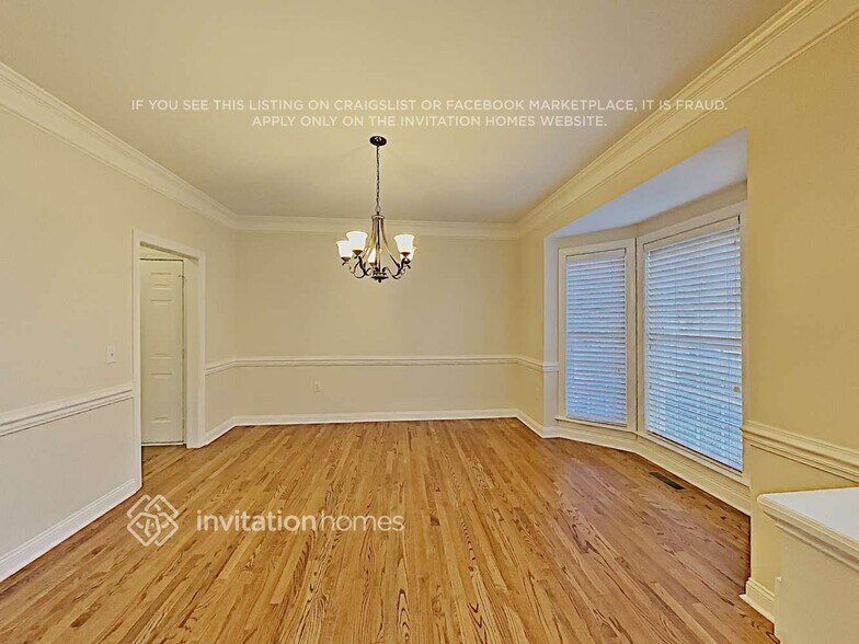 Building Photo - 12127 Willingdon Rd