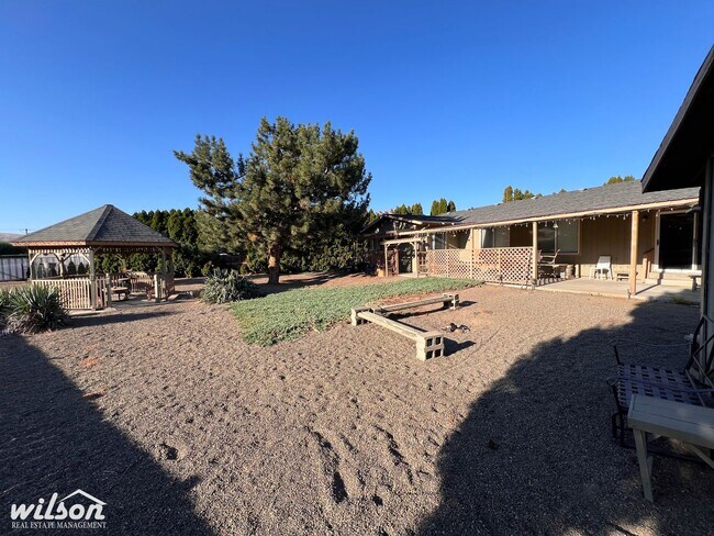 Building Photo - PRICE DROP ! Spacious 3 Bed / 2 Bath Home ...
