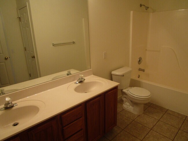 Building Photo - Huge 3 Bedroom, 2 Bath Town Home in SW Col...