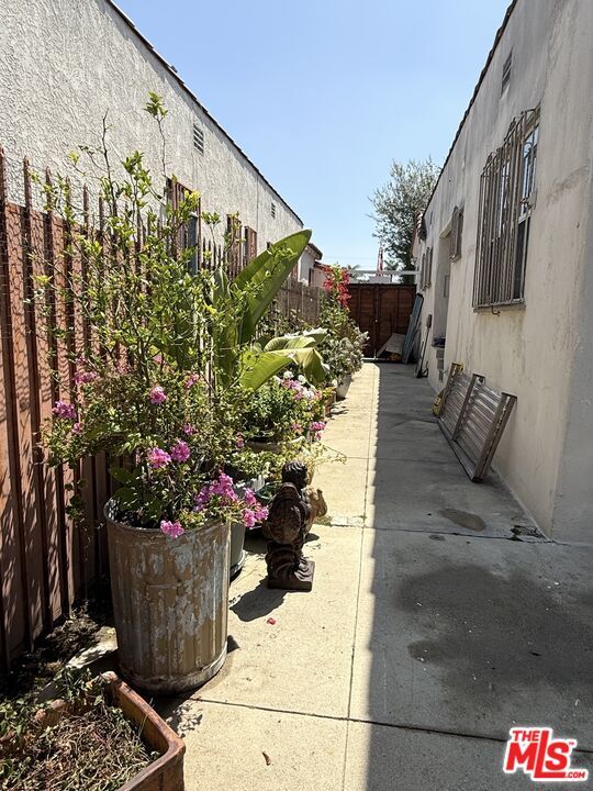 Building Photo - 6565 Arlington Ave