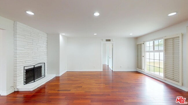 Building Photo - 17155 Donmetz St
