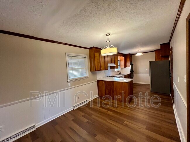 Building Photo - 528 Carolina Ave N