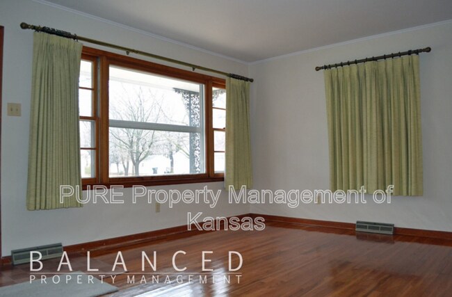 Building Photo - 1915 SW Moundview Dr