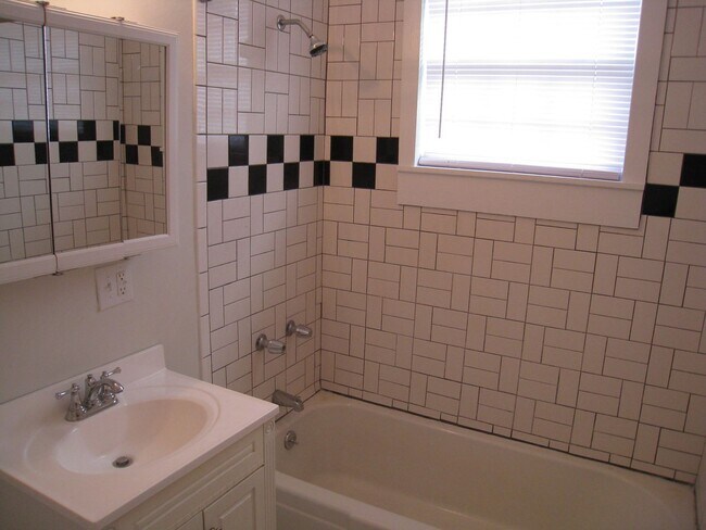 Building Photo - Spacious 3-Bedroom Apartment in the Heart of Broadmoor/Uptown