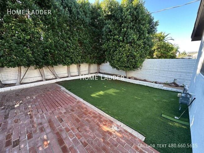 Building Photo - 8323 E Sells Dr