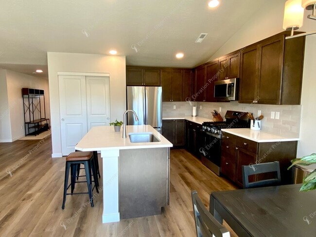 Building Photo - Modern Comfort in Northwest Redmond
