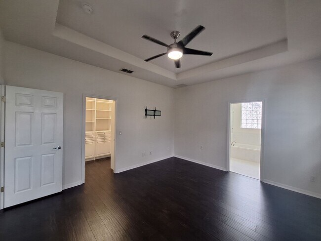 Building Photo - Charming 3-Bedroom Home with Spacious Back...
