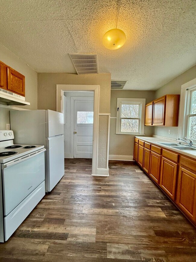 Building Photo - 845-847 2nd Ave NW