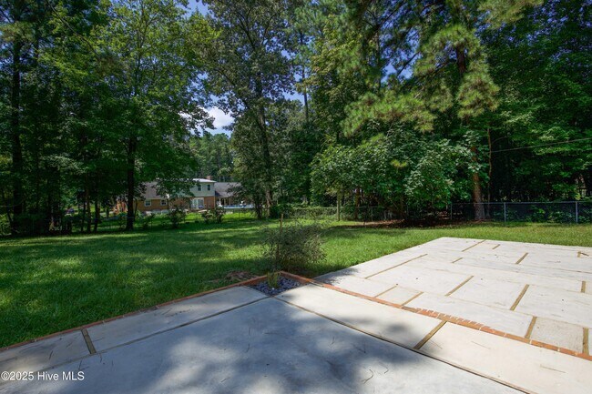 Building Photo - 906 N Glenwood Trail