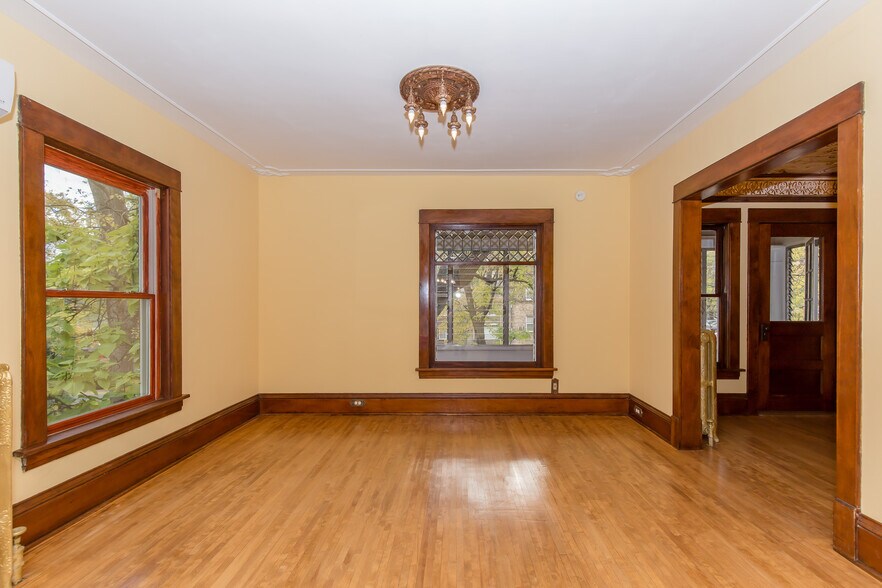 Living Room with crown molded ceiling - 715 5th St SE